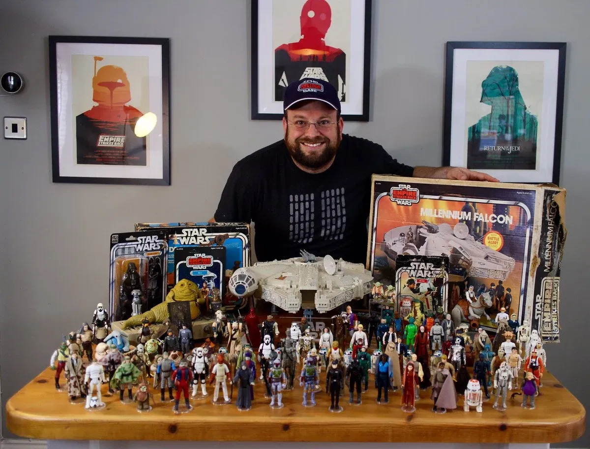 Matt con su colección de Star Wars vintage, con el Halcón Milenario y decenas de figuras